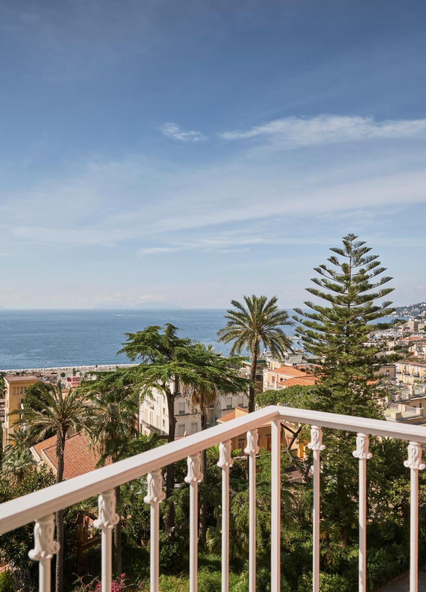 De Bonart Naples, Curio Collection By Hilton Hotel Bagian luar foto